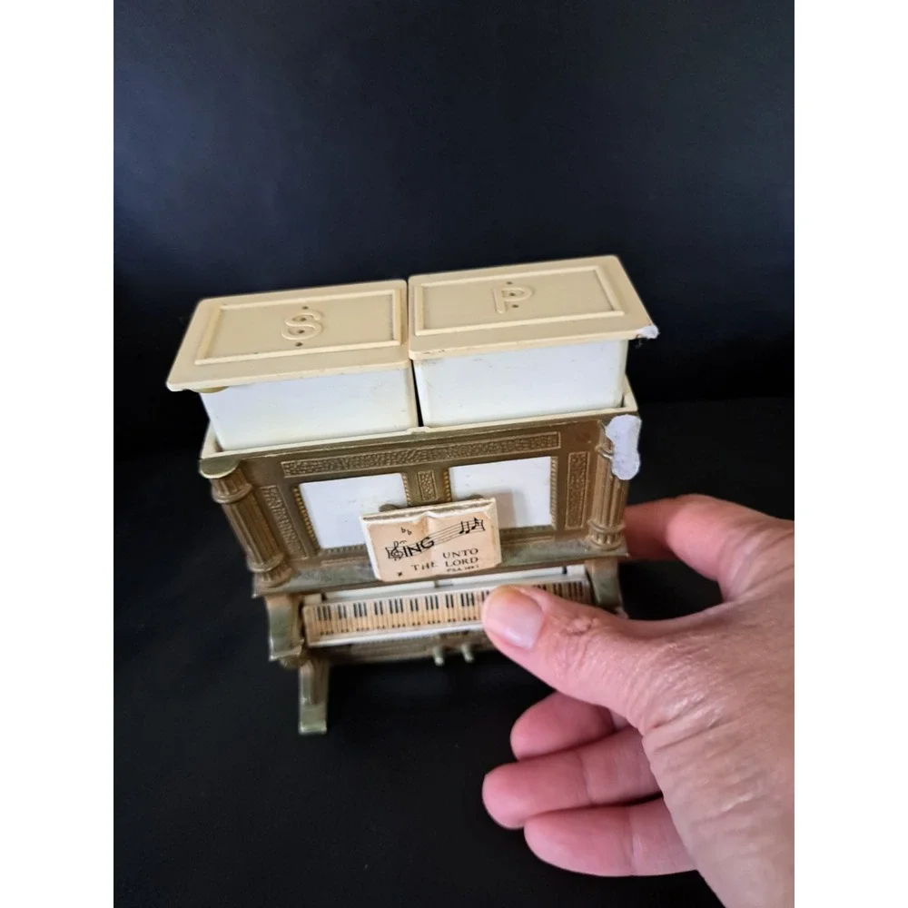 Vintage Davis Products MCM Plastic Piano salt and pepper shakers‎